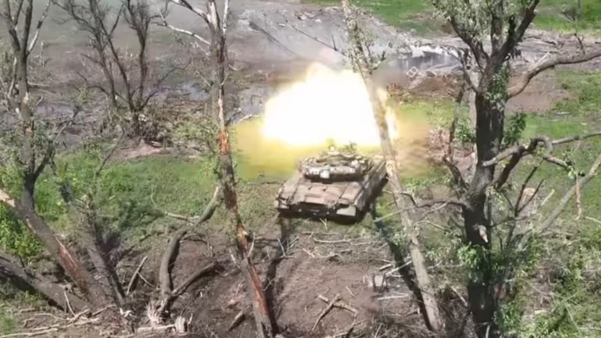 Ukrajinský tank zlikvidovali skupinku okupantů.