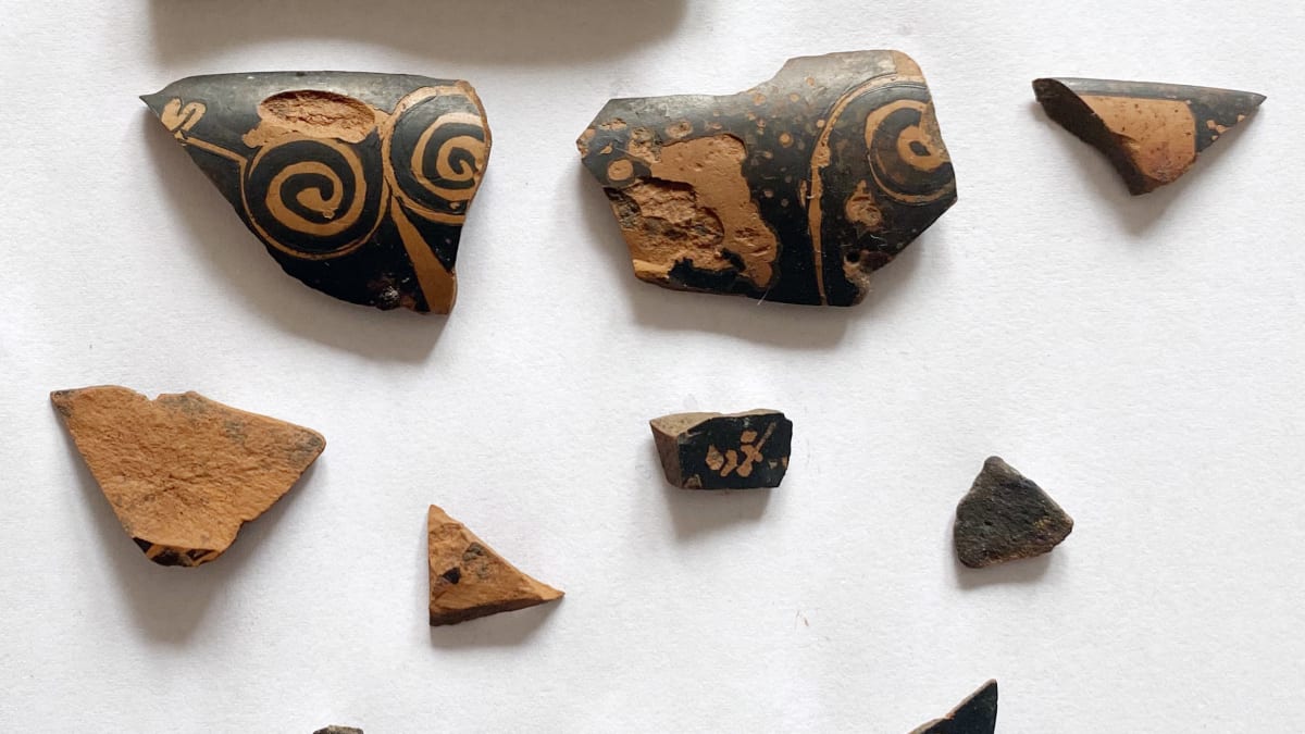 Zlomky antické červenofigurové keramiky z 5. století před naším letopočtem, které nalezli archeologové v trase budoucí dálnice D35 u obce Milovice u Hořic na Jičínsku.