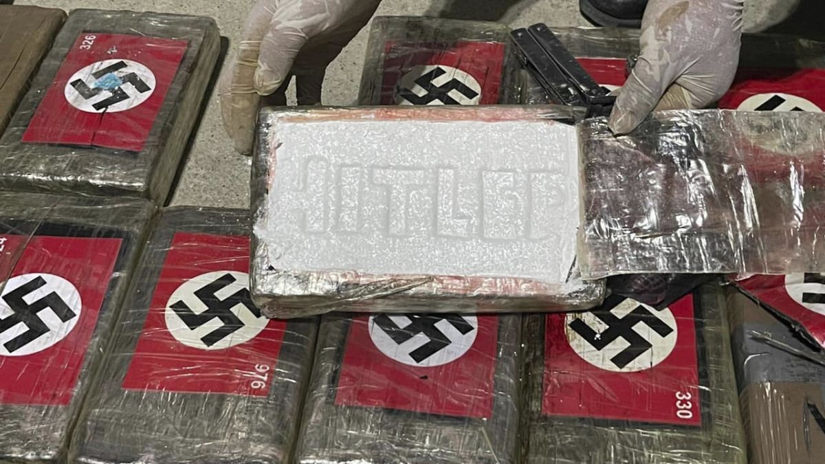 Kokain označený nacistickými hákovými kříži