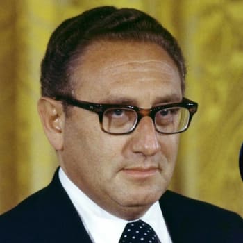 Henry Kissinger je v civilu podle Michaela Žantovského (v kroužku) zábavným společníkem.