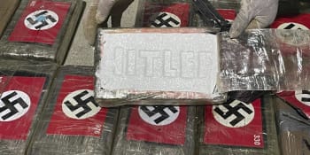 Výsledek razie policisty překvapil. Našli desítky kilo kokainu s hákovým křížem a Hitlerem