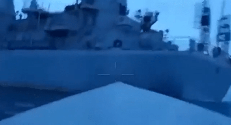 Záběry z ukrajinského bezpilotního člunu, který měl vážně poškodit ruskou výzvědnou loď Ivan Churs