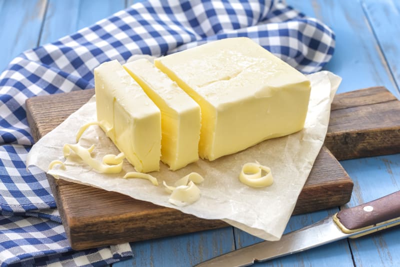 Máslo nemusíte z jídelníčku odstraňovat, pokud ho jíte a do pokrmů využíváte s mírou.