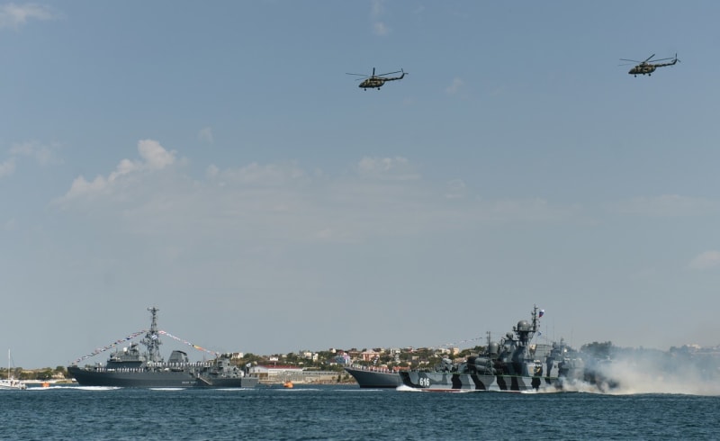 Ruská výzvědná loď Ivan Churs (vlevo) během přehlídky v Sevastopolu v roce 2020