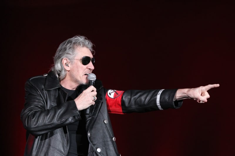 Podobný kabát, který vadí německým úřadům, nosil Waters během koncertů už dříve. Tady například v roce 2011.