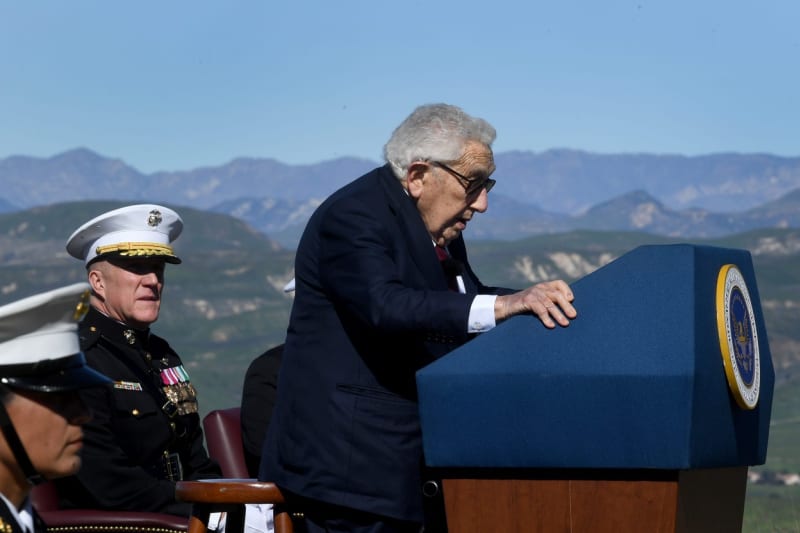 Stále ve formě. Takřka stoletý Kissinger na shromážděni ke 112. výročí narození Ronalda Reagana 6. února 2023.
