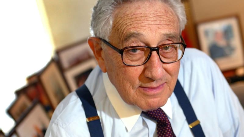 Stoletý stařík Kissinger radí prezidentům už přes 50 let. Bránil jaderné válce, je spojen i s kontroverzemi