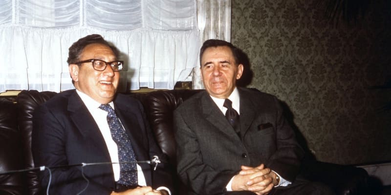 henry Kissinger a jeho sovětský protějšek Andrej Gromyko na Helsinské konferenci v roce 1975