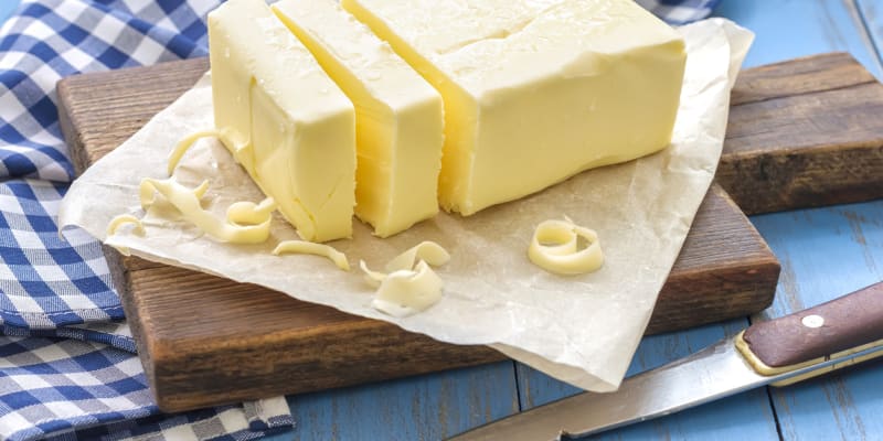 Máslo nemusíte z jídelníčku odstraňovat, pokud ho jíte a do pokrmů využíváte s mírou.