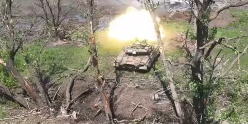 Ukrajinský tank zlikvidovali skupinku okupantů.