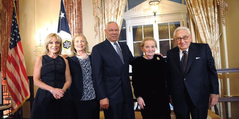 Vždy v dobré společnosti. Exministři zahraničí Hillary Clintonová, Collin Powell a Henry Kissinger, zcela vlevo Andrea Mitchellová z NBC