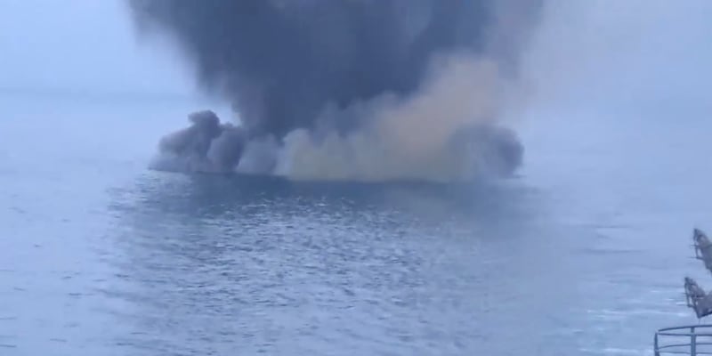 Záběry z momentu, kdy se ukrajinský dron přiblížil k ruské válečné lodi Ivan Churs