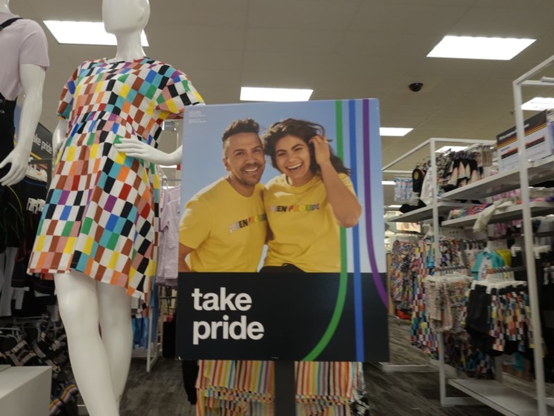 Duhová kolekce obchodního řetězce Target na podporu LGBT komunity některé zákazníci pobouřila.