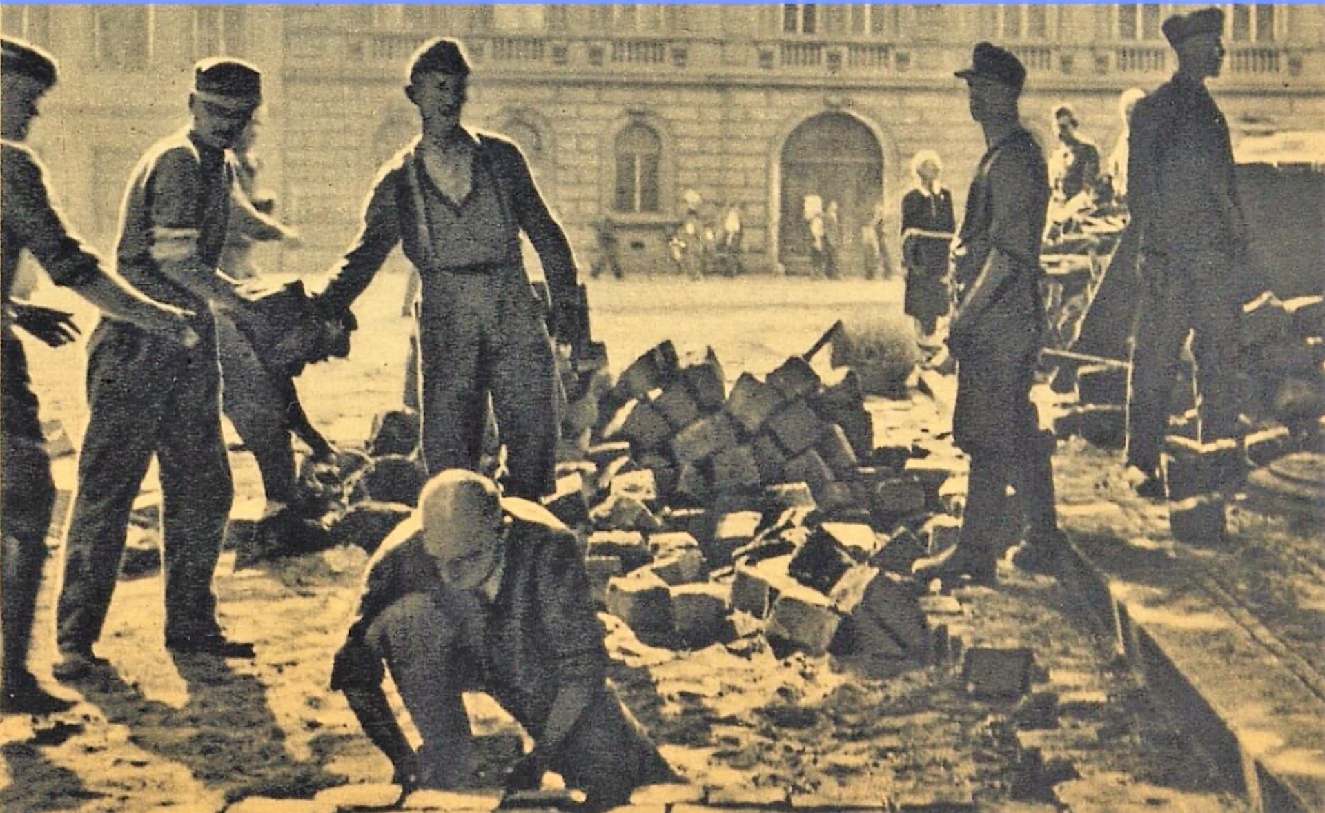 Pražští Němci společně se zajatci čistí ulice. V té době už byli internováni různě po Praze, zajatce i tisíce německých sousedů zavřeli Češi i na stadion na Strahově. Foto z publikace Květnová revoluce, 1945.