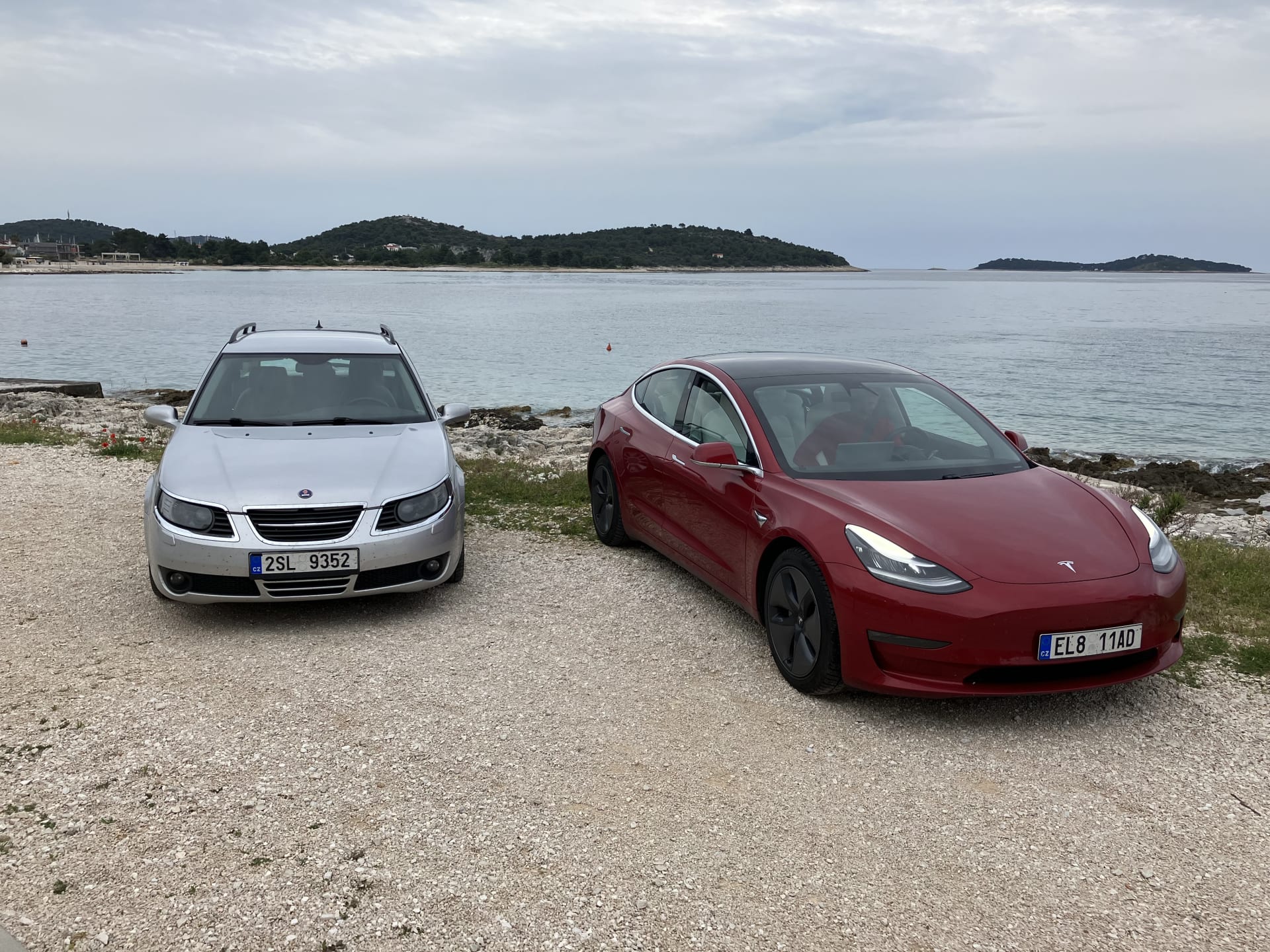 Mise splněna. Náš Saab byl v cíli po odečtení zastávky kvůli natáčení televizního vstupu zhruba o hodinu a půl dřív než Tesla.