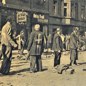 Pražští Němci odklízejí barikády a čistí ulice. V té době už byli internováni různě po Praze, tisíce německých sousedů zavřeli Češi i na stadion na Strahově. Foto z publikace Květnová revoluce 1945.