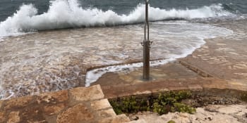 Chorvati v oblíbeném letovisku zpoplatnili sprchy na plážích. O peníze nám nejde, vzkazují