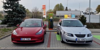Saab starý 17 let vs. elektrická Tesla: Kdo dojel levněji a rychleji do Chorvatska?