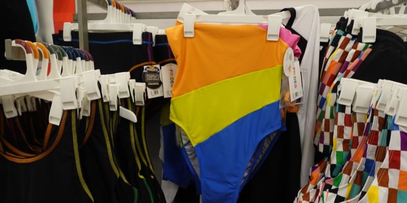 Duhová kolekce obchodního řetězce Target na podporu LGBT komunity některé zákazníci pobouřila.