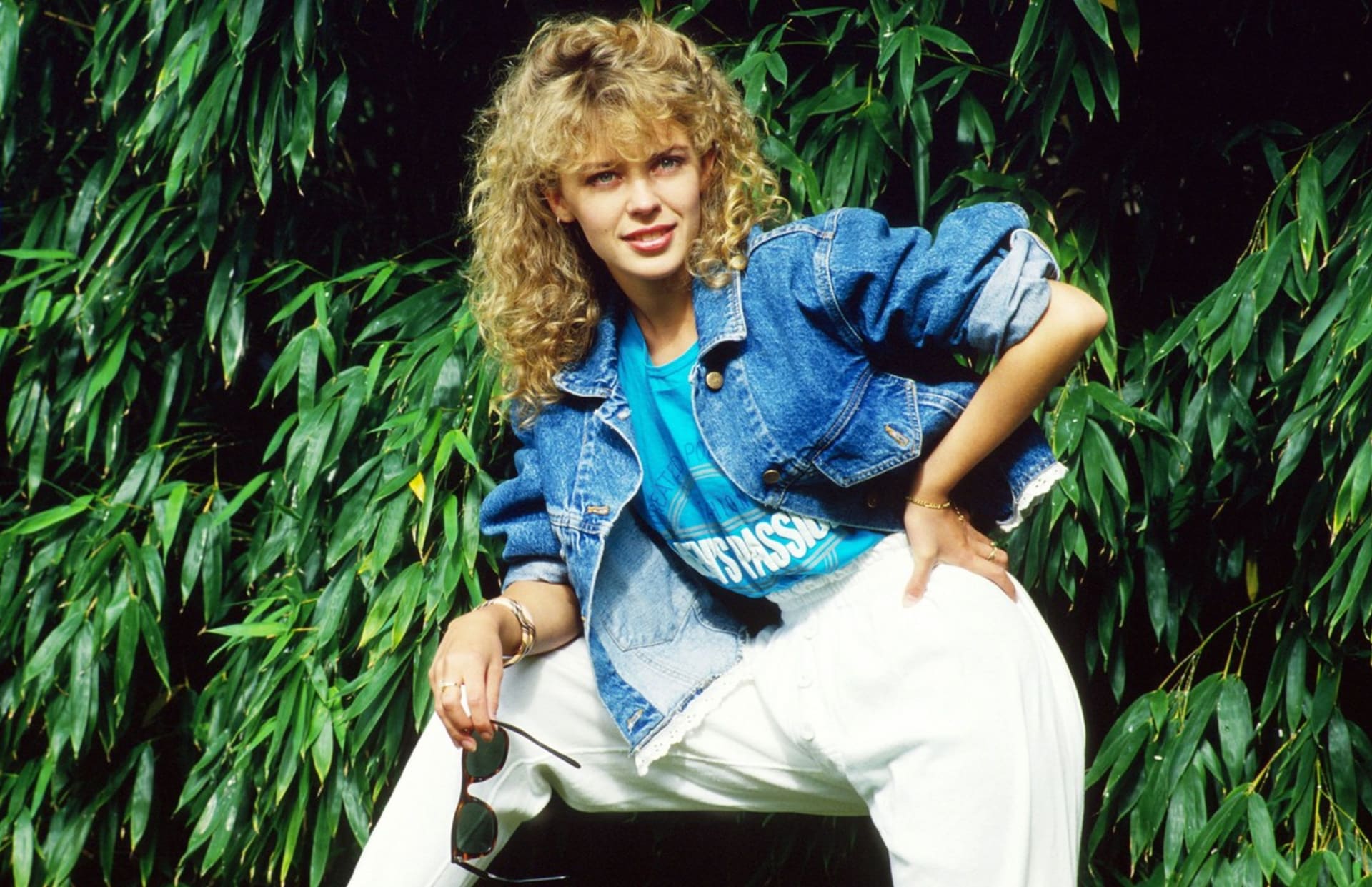 Málokdo ví, že Kylie Minogue ještě před pěveckou kariérou zaznamenala úspěch jako herečka v australské telenovele Neighbours.