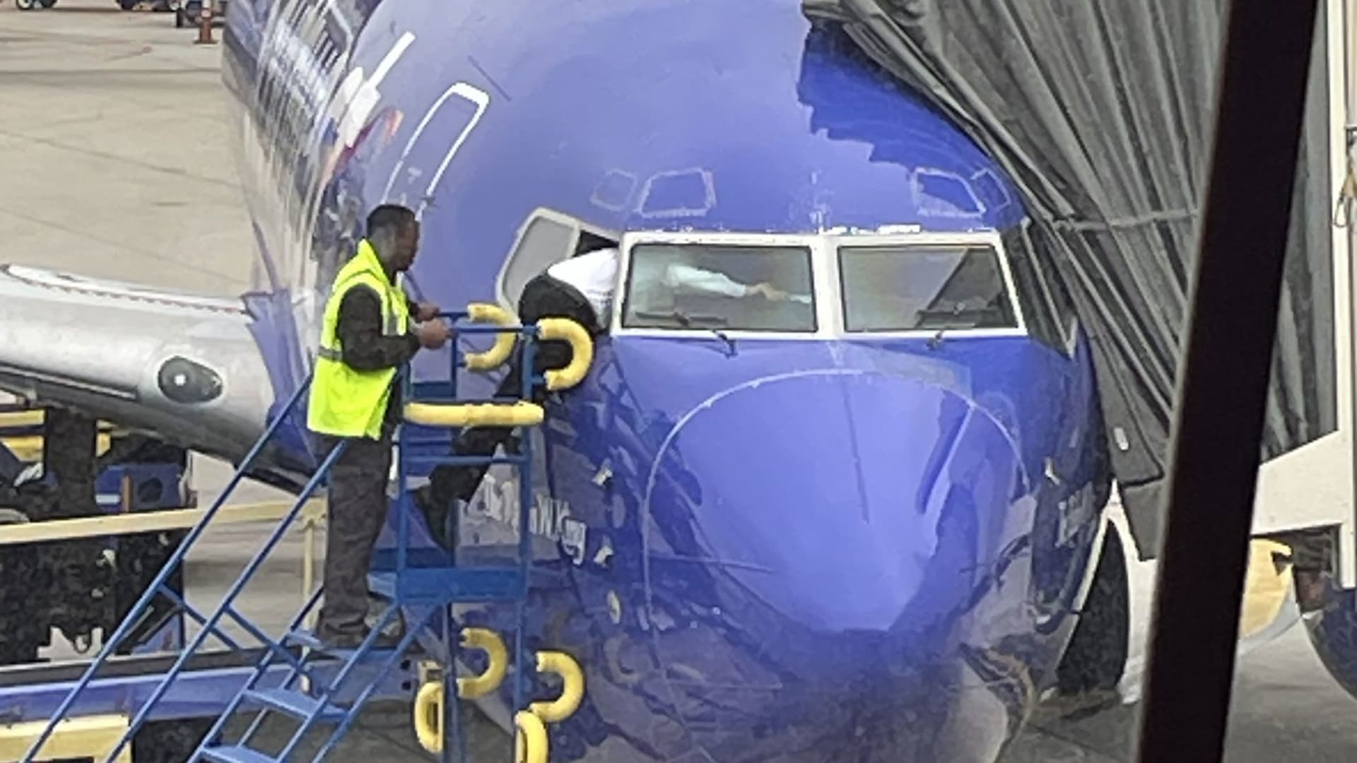Pilot musel do zamčeného letadla vlézt okénkem u kokpitu