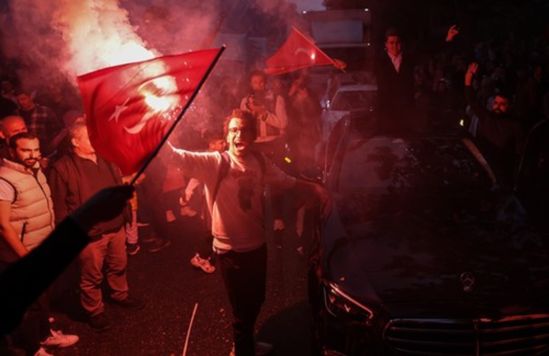 Turci oslavují v ulicích Erdoganovo vítězství. 