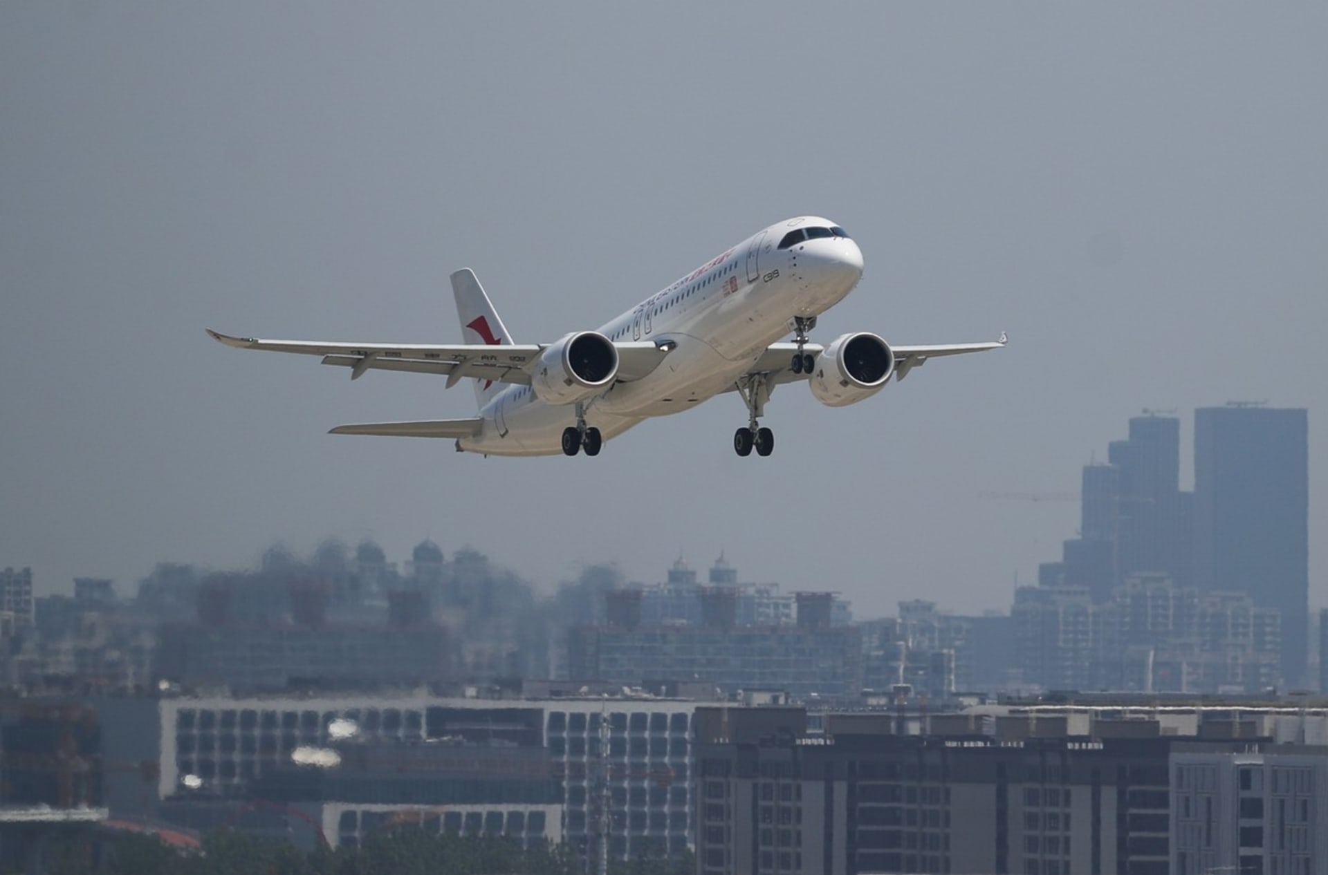 Letoun C919 absolvoval první komerční let s cestujícími pod hlavičkou společnosti China Eastern Airlines mezi Šanghají a Pekingem.