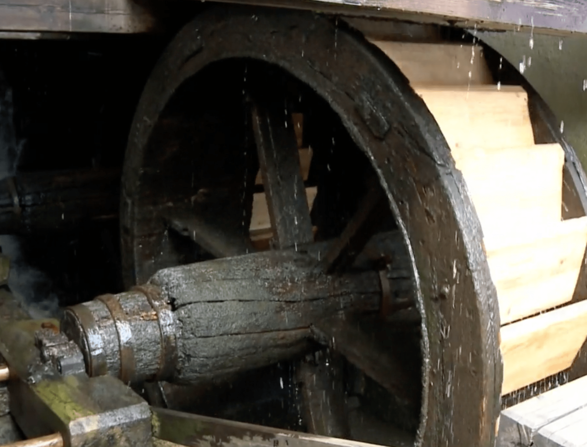 Kovářské kladivo pohání mlýnské kolo.