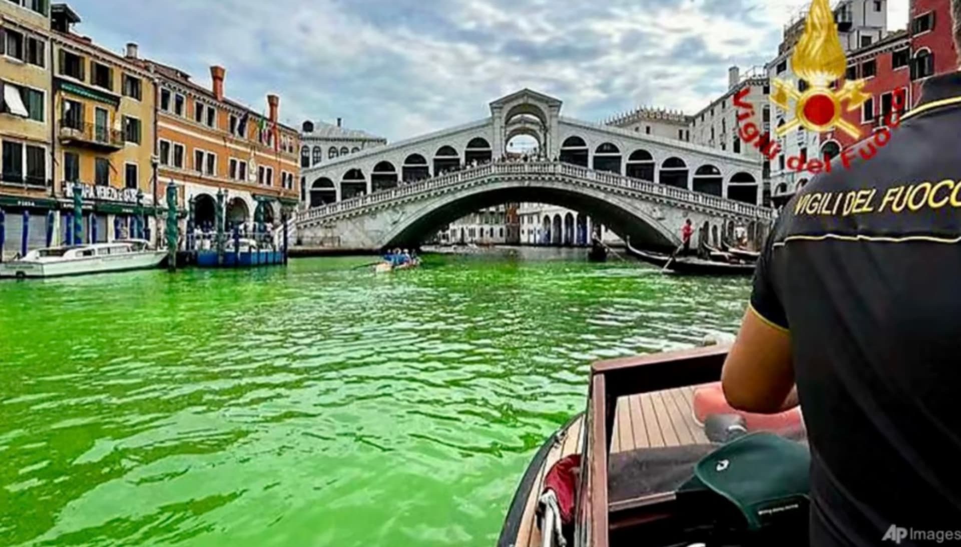 Canal Grande v Benátkách se zbarvil do fluoreskující zelené.