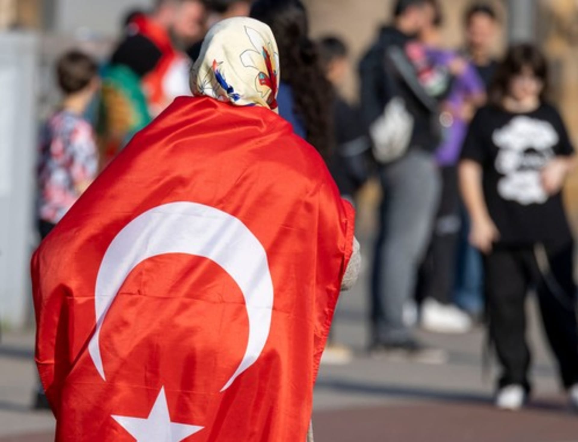 Turci oslavují v ulicích Erdoganovo vítězství. 