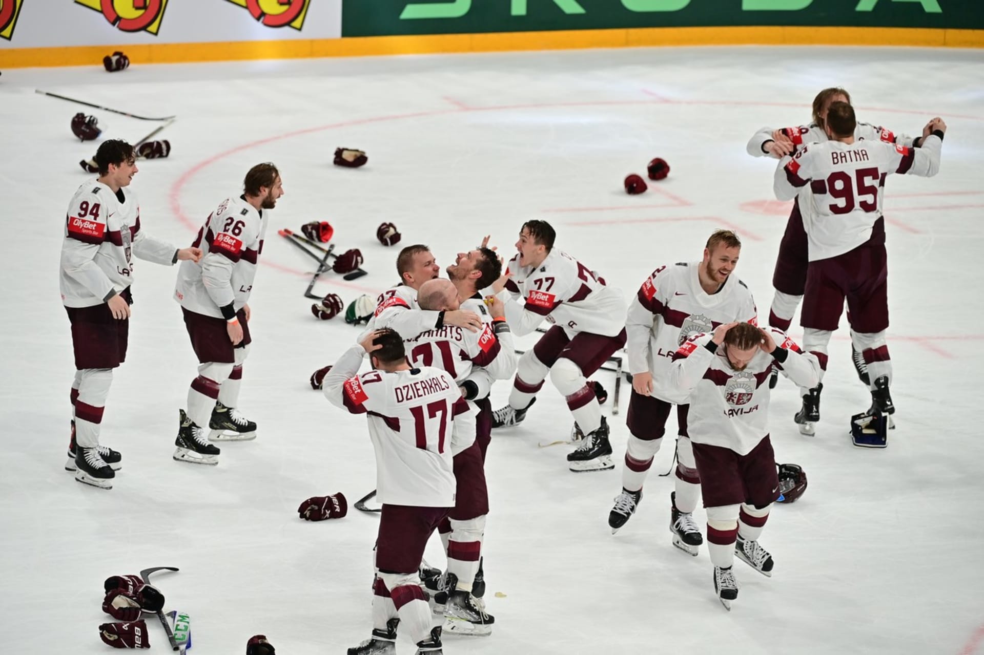 Lotyši slaví historickou medaili ze šampionátu. V boji o bronz porazili Američany.