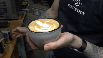 Správná pěna do cappuccina vyžaduje know-how. Nahlédněte do světa kávy nedaleko Babic