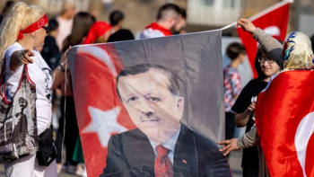 Erdogan se prohlásil za vítěze tureckých prezidentských voleb. Gratuloval mu i Orbán 