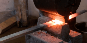 Cesta do středověku: Šlakhamr návštěvníkům přibližuje taje kovářského řemesla