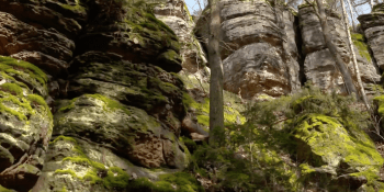 Připomíná procházku rájem: Údolí Peklo nabízí skalní byty i panenskou přírodu