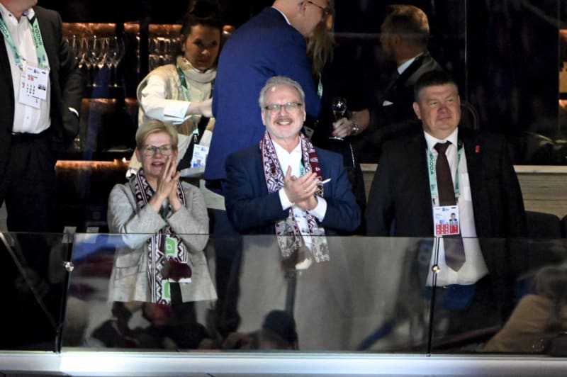 Snové vítězství lotyšských hokejistů přímo v hale sledoval také prezident země Egils Levits.