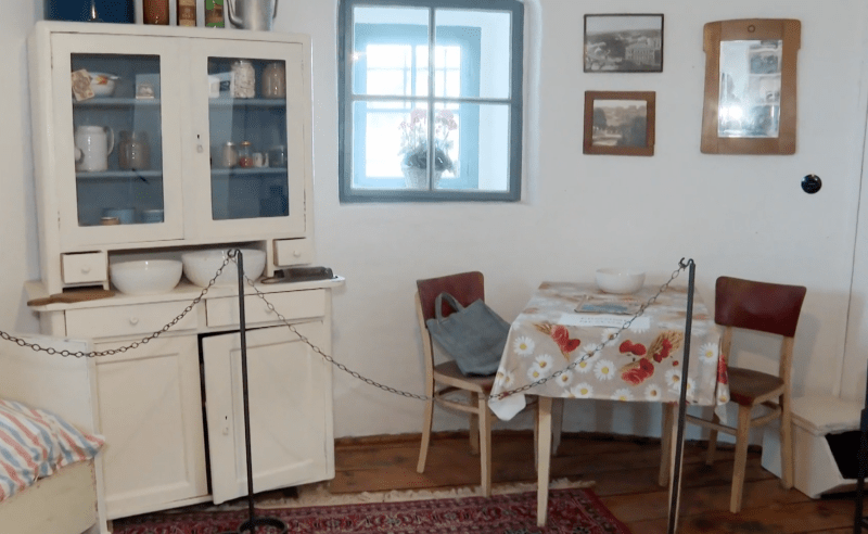 Větrný mlýn na Kanciborku v Třebíči: Uvnitř najdete expozice věnované koželužství, obuvnictví a životu ve mlýně. 