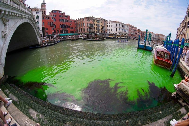 Canal Grande v Benátkách se zbarvil do fluoreskující zelené.