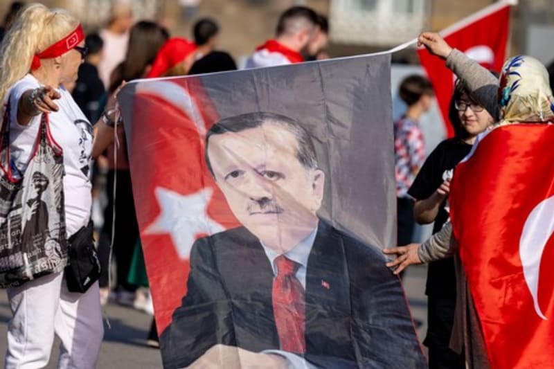 Turci oslavují vítězství Erdogana v prezidentských volbách.