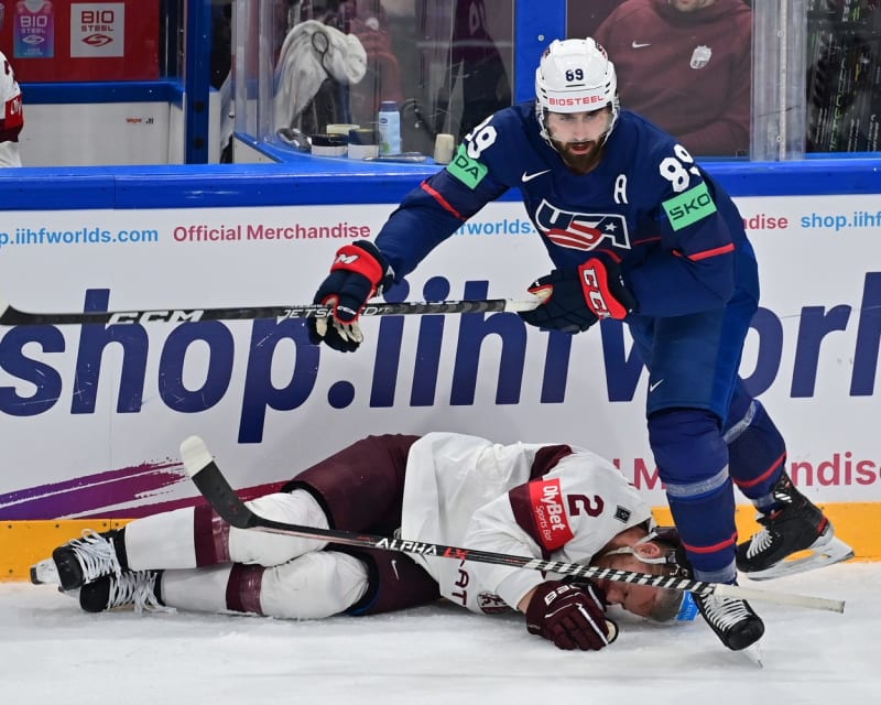 Američtí a lotyšští hokejisté v boji o bronz ze šampionátu.