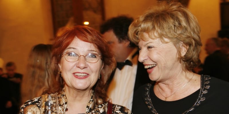 Evelyna Steimarová s hereckou kolegyní Libuší Švormovou na vyhlášení cen Thálie za rok 2006. 