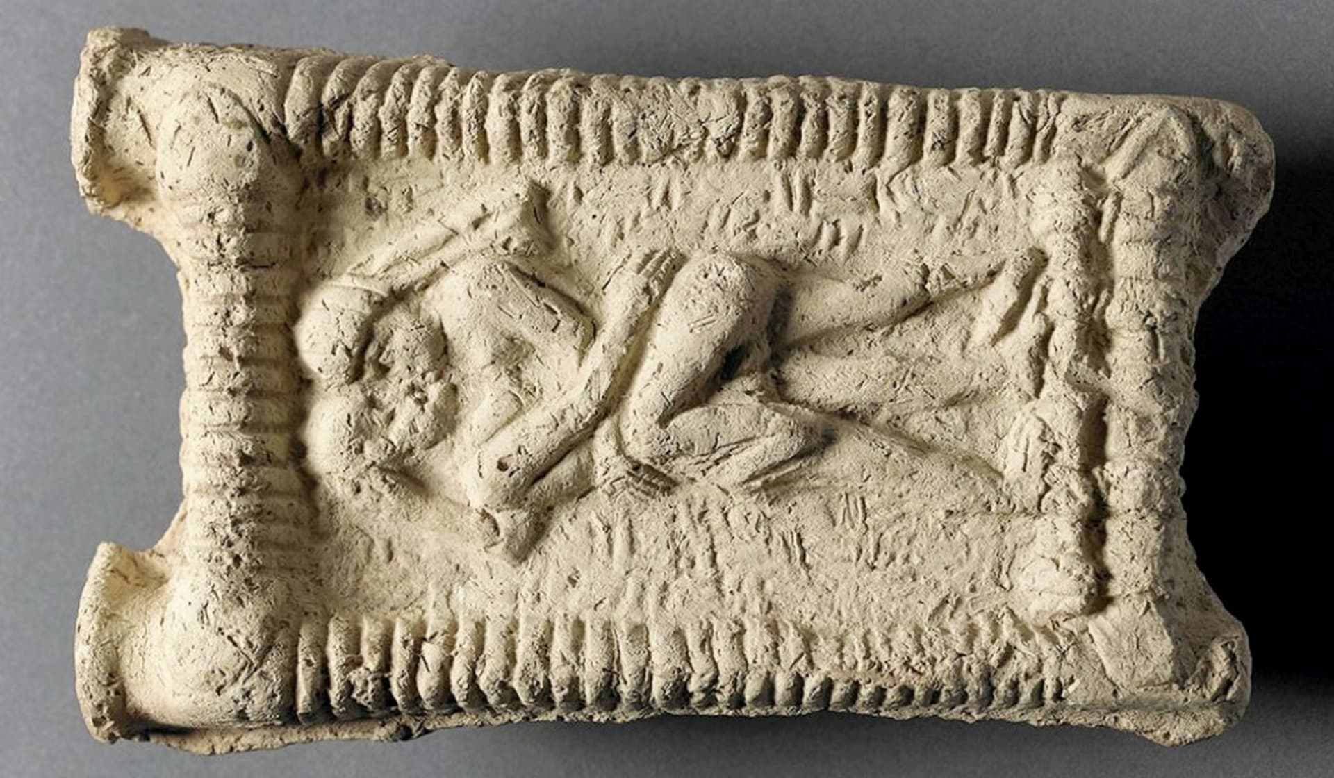 Babylonská hliněná destička znázorňuje líbající se dvojici. Datováno 1800 před naším letopočtem.