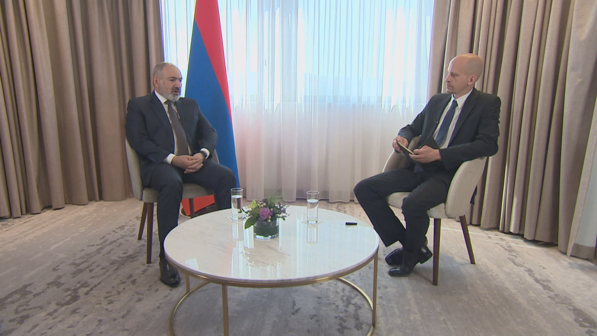 Arménský premiér Nikol Pašinjan v rozhovoru pro CNN Prima NEWS s vedoucím zahraniční redakce Matyášem Zrnem.