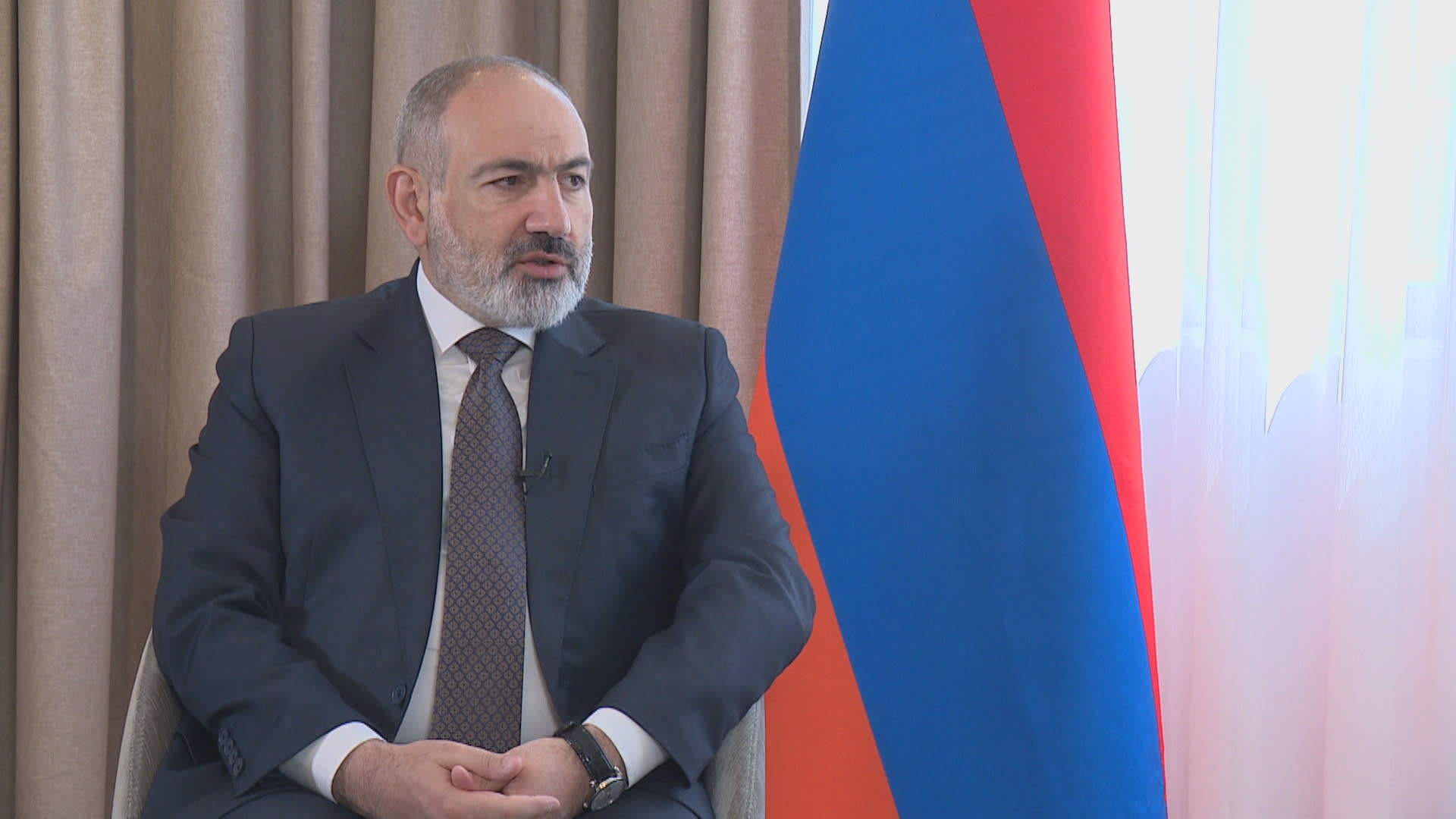 Arménský premiér Nikol Pašinjan v rozhovoru pro CNN Prima NEWS s vedoucím zahraniční redakce Matyášem Zrnem.