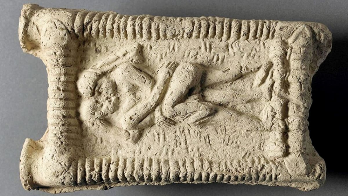 Babylonská hliněná destička znázorňuje líbající se dvojici. Datováno 1800 před naším letopočtem.