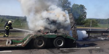 Provoz na D1 zkomplikoval požár, u vjezdu do Brna se střetla dodávka s kamionem