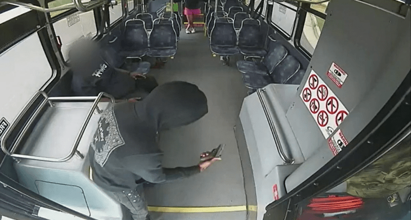 Přestřelka mezi řidičem a cestujícím se odehrála přímo uvnitř autobusu v americkém Chalotte