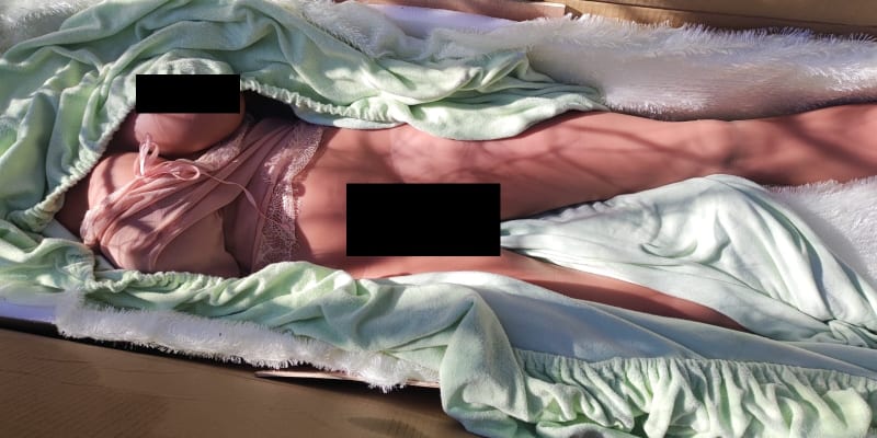 Policie v Týně nad Vltavou dostala oznámení o podivné bedně, našli v ní lidské tělo - ze silikonu.