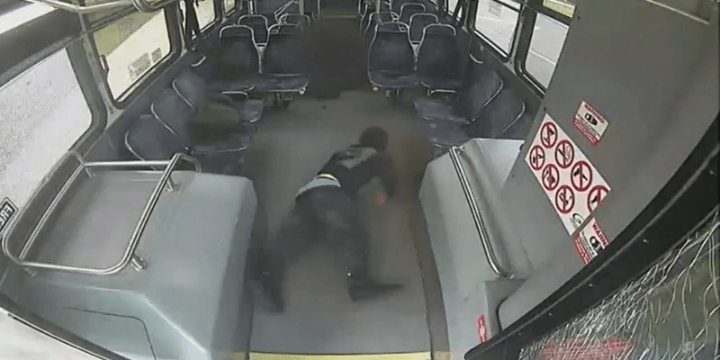 Přestřelka mezi řidičem a cestujícím se odehrála přímo uvnitř autobusu v americkém Chalotte
