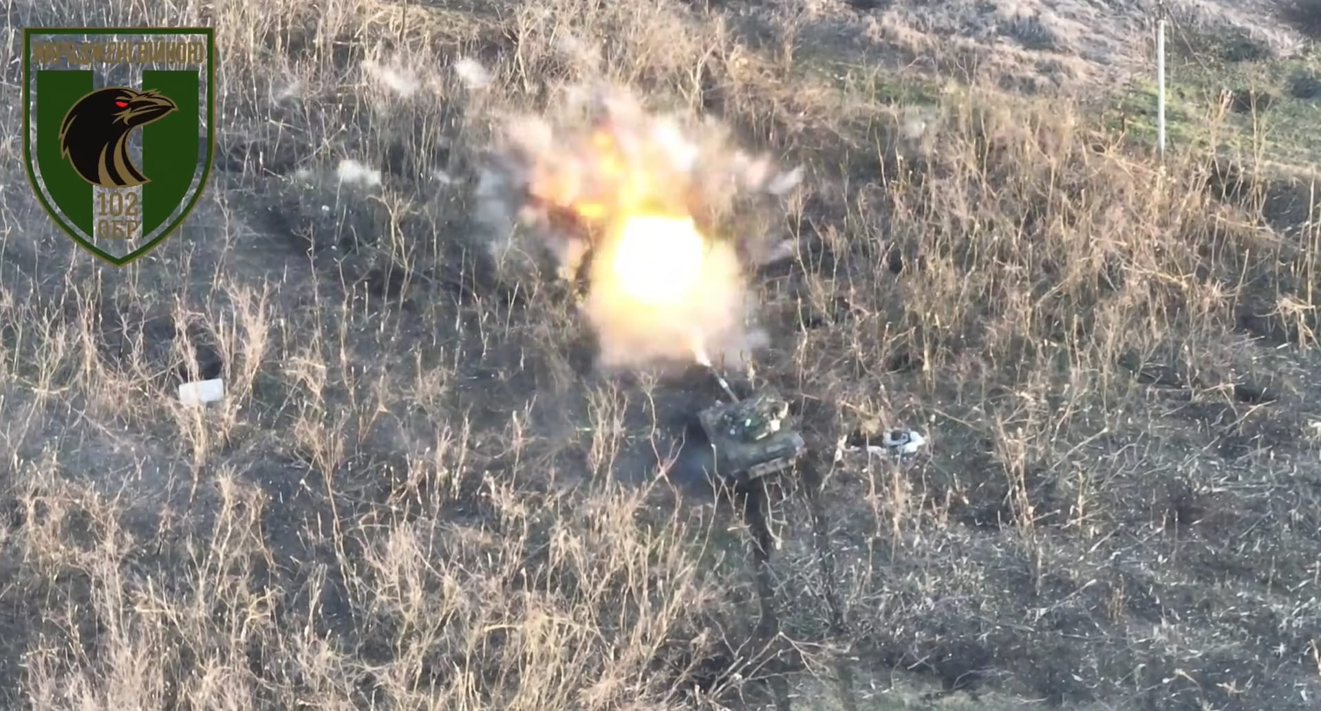 Ukrajinský tank rozdrtil úkryt ruských okupantů.